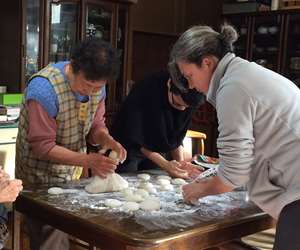 Isabelle De Francesco preparing moshi cakes